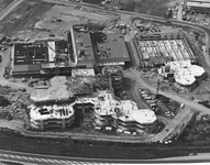 351739 Luchtfoto van het in aanbouw zijnde nieuwe hoofdkantoor en drukkerij van het Utrechts Nieuwsblad (Essenkade 2) ...